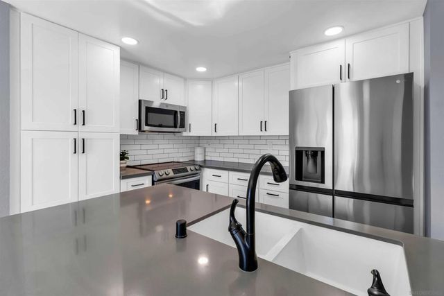 7780 Parkway Dr 104, La Mesa, CA 91942