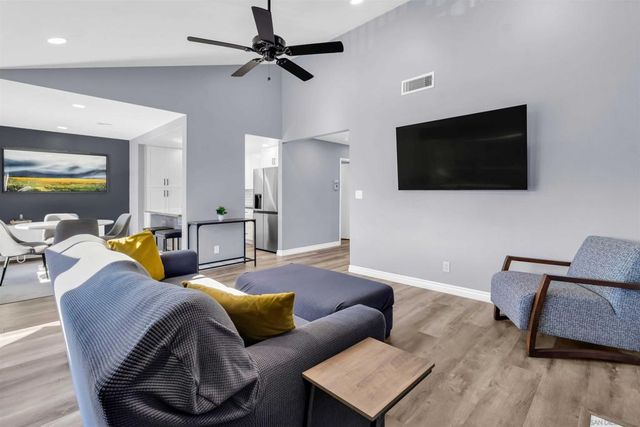 7780 Parkway Dr 104, La Mesa, CA 91942