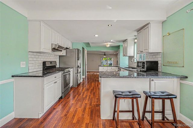 6275 Westmoor Drive, Shelby, MI 48316