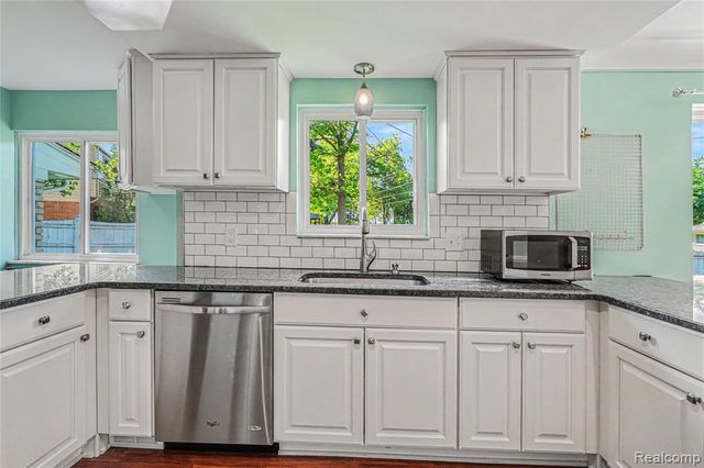 6275 Westmoor Drive, Shelby, MI 48316