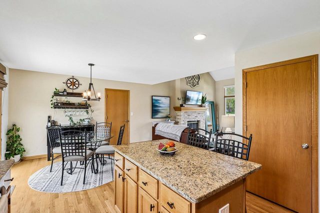 1900 Wexford LANE, Waukesha, WI 53186