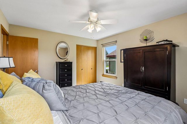 1900 Wexford LANE, Waukesha, WI 53186