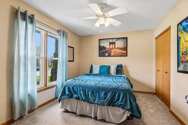 1900 Wexford LANE, Waukesha, WI 53186