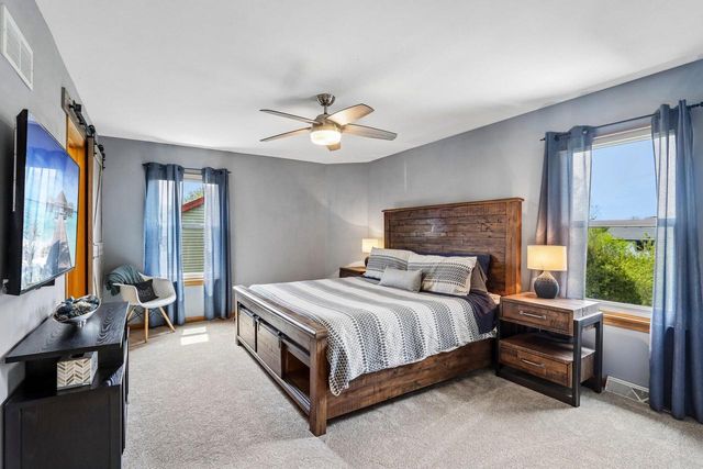 1900 Wexford LANE, Waukesha, WI 53186