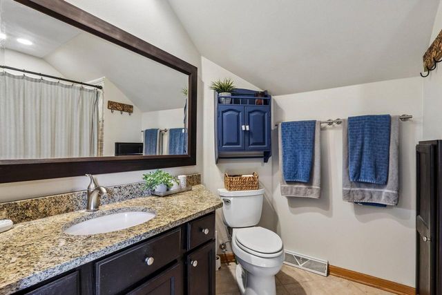 1900 Wexford LANE, Waukesha, WI 53186