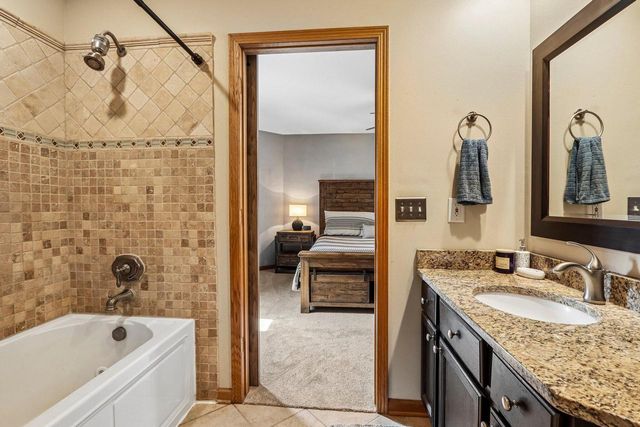 1900 Wexford LANE, Waukesha, WI 53186