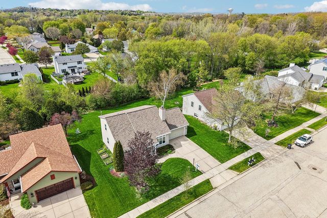 1900 Wexford LANE, Waukesha, WI 53186
