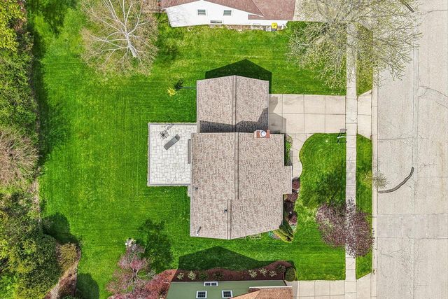 1900 Wexford LANE, Waukesha, WI 53186