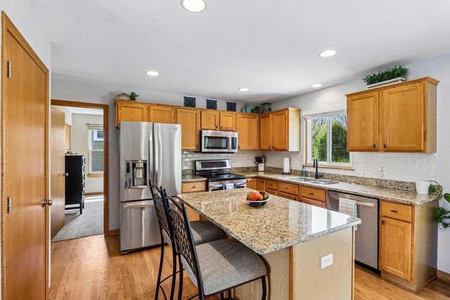 1900 Wexford LANE, Waukesha, WI 53186