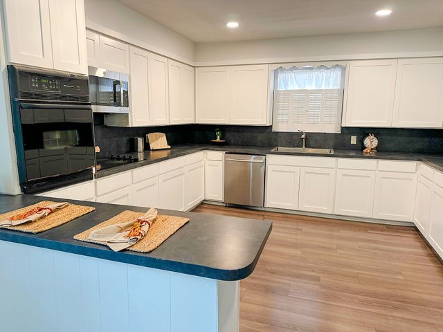 801 N Douglas Avenue, Cleburne, TX 76033