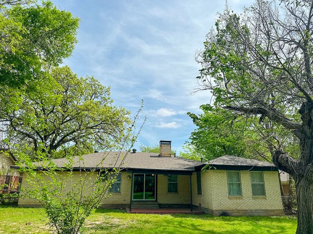 801 N Douglas Avenue, Cleburne, TX 76033