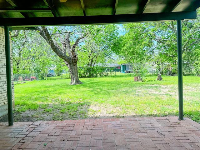 801 N Douglas Avenue, Cleburne, TX 76033