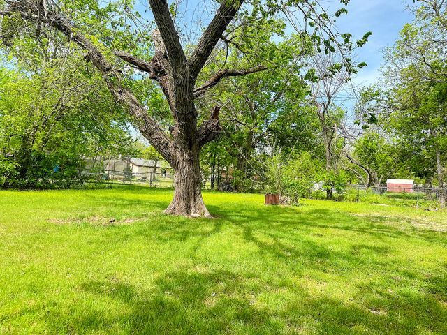 801 N Douglas Avenue, Cleburne, TX 76033