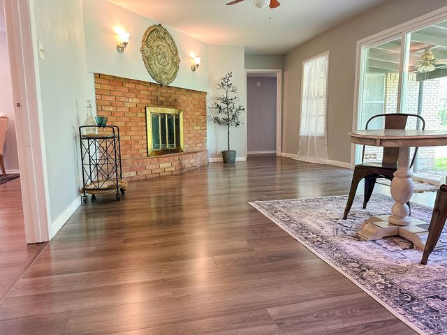 801 N Douglas Avenue, Cleburne, TX 76033