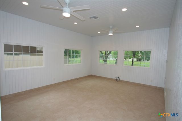 725 Lakeview Trail, Mcqueeney, TX 78123
