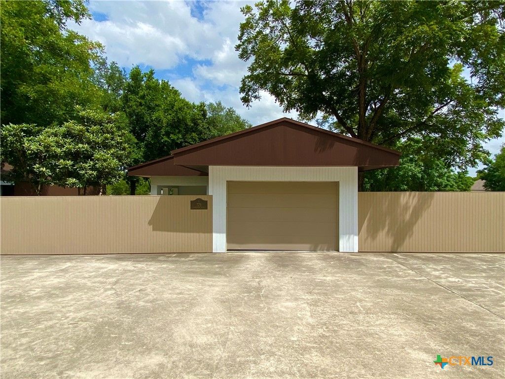 725 Lakeview Trail, Mcqueeney, TX 78123