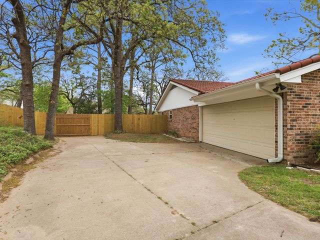 209 Valley View Court, Azle, TX 76020