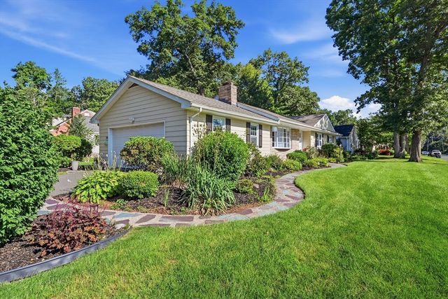 80 Lynnwood Dr, Longmeadow, MA 01106