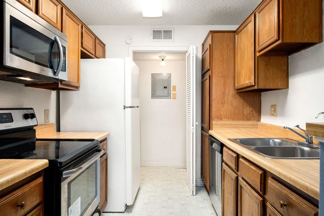 8359 Sands Point Drive 218, Houston, TX 77036