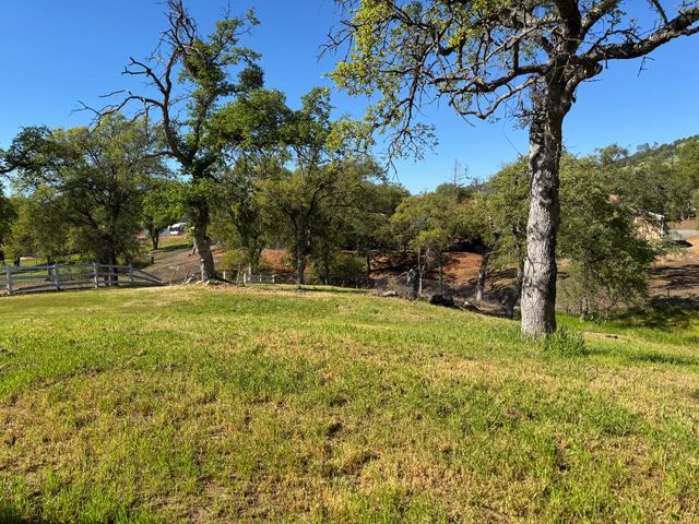 13600 Pino Ct, La Grange, CA 95329