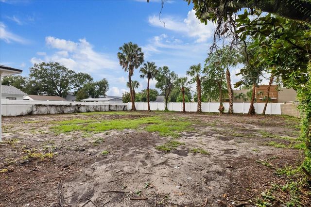 8730 N CALDER PLACE, Tampa, FL 33604