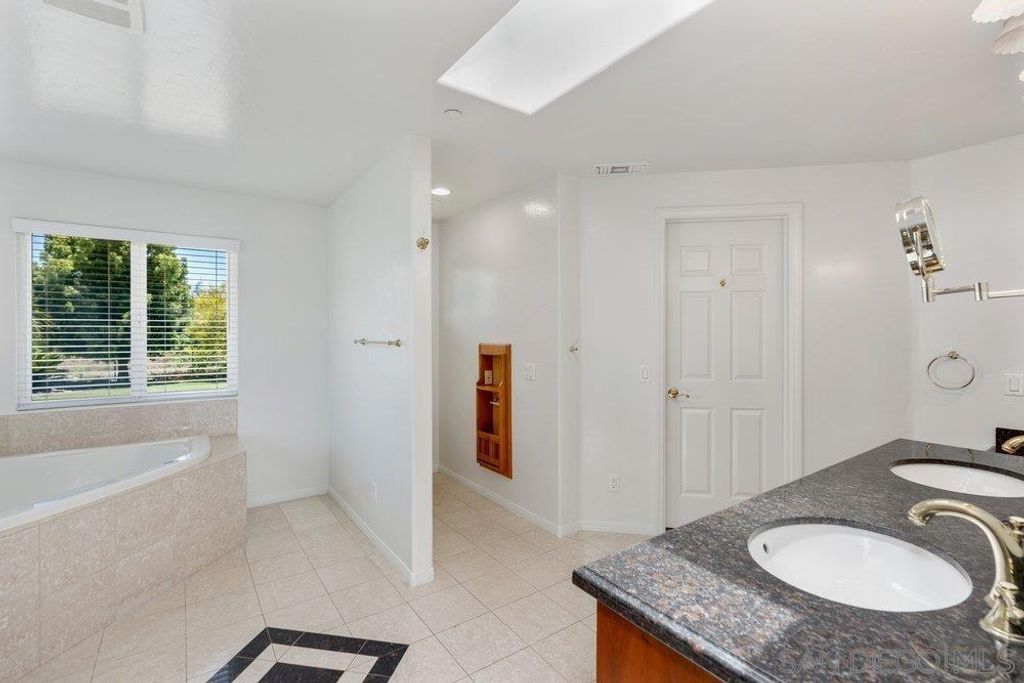 Image 14 of property listing at 411 Leclair, Escondido, CA 92026