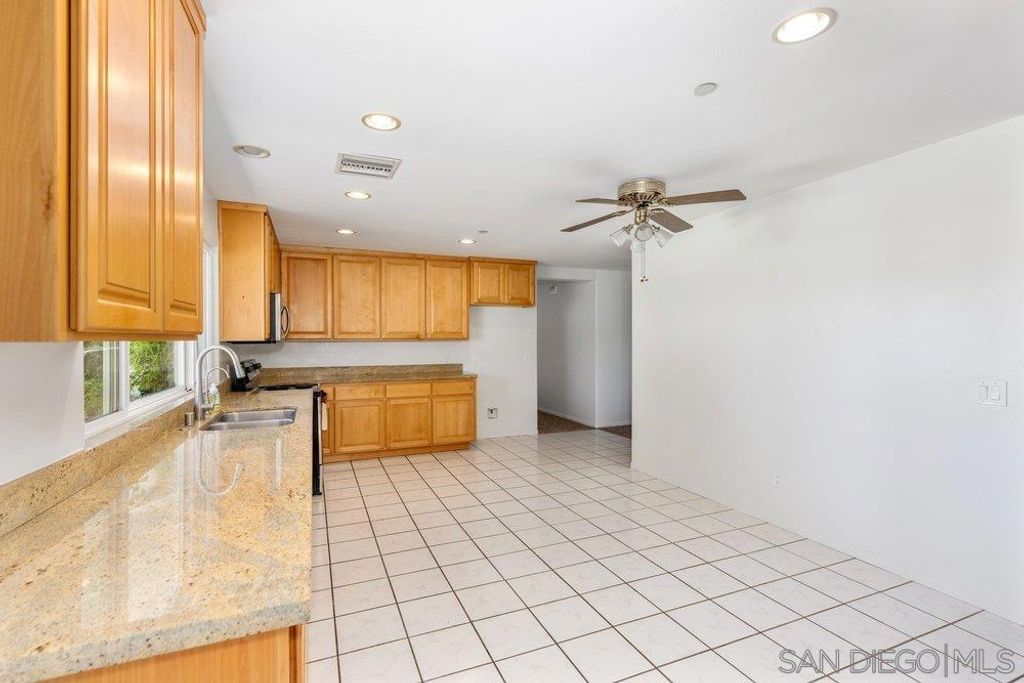 Image 9 of property listing at 411 Leclair, Escondido, CA 92026