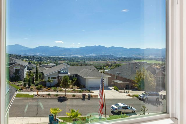 565 Whitney Terrace, Medford, OR 97504