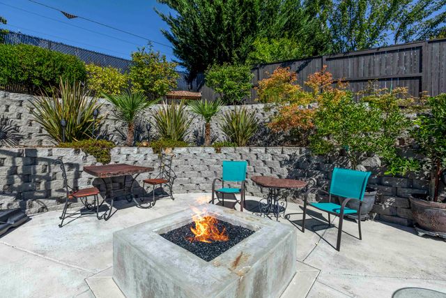 565 Whitney Terrace, Medford, OR 97504
