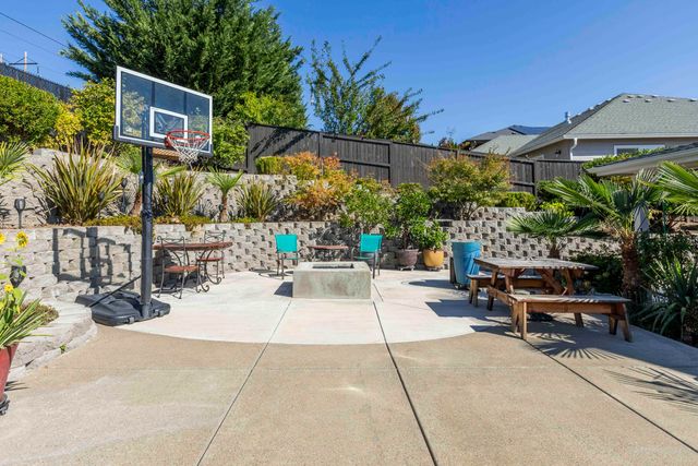565 Whitney Terrace, Medford, OR 97504