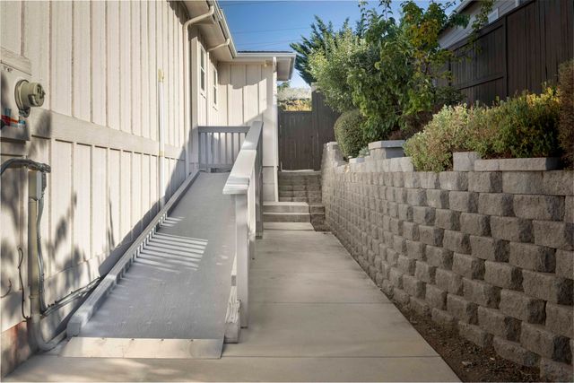565 Whitney Terrace, Medford, OR 97504