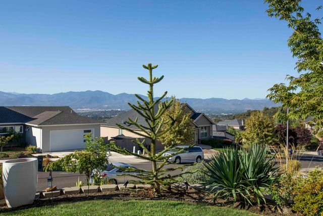 565 Whitney Terrace, Medford, OR 97504