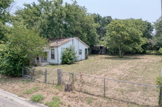 1208 4th ST, Lockhart, TX 78644