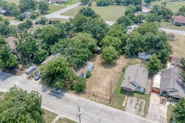 1208 4th ST, Lockhart, TX 78644