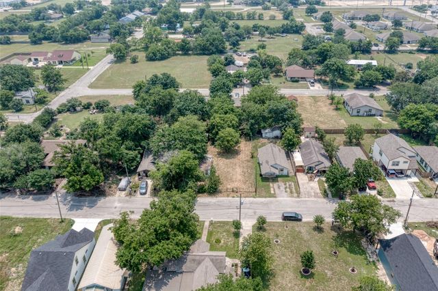 1208 4th ST, Lockhart, TX 78644