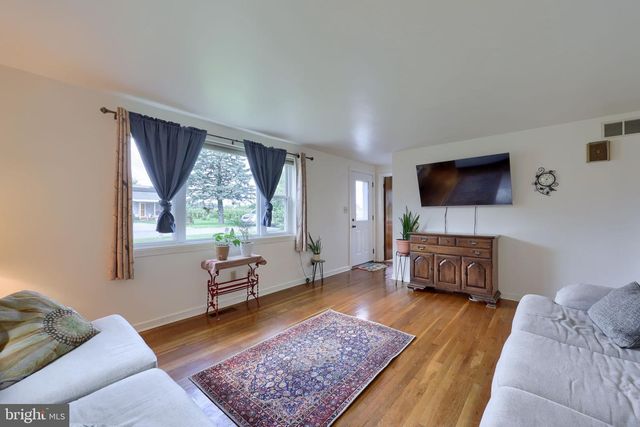 55 LARKSPUR LN, Elizabethtown, PA 17022