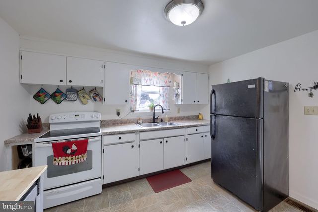 55 LARKSPUR LN, Elizabethtown, PA 17022