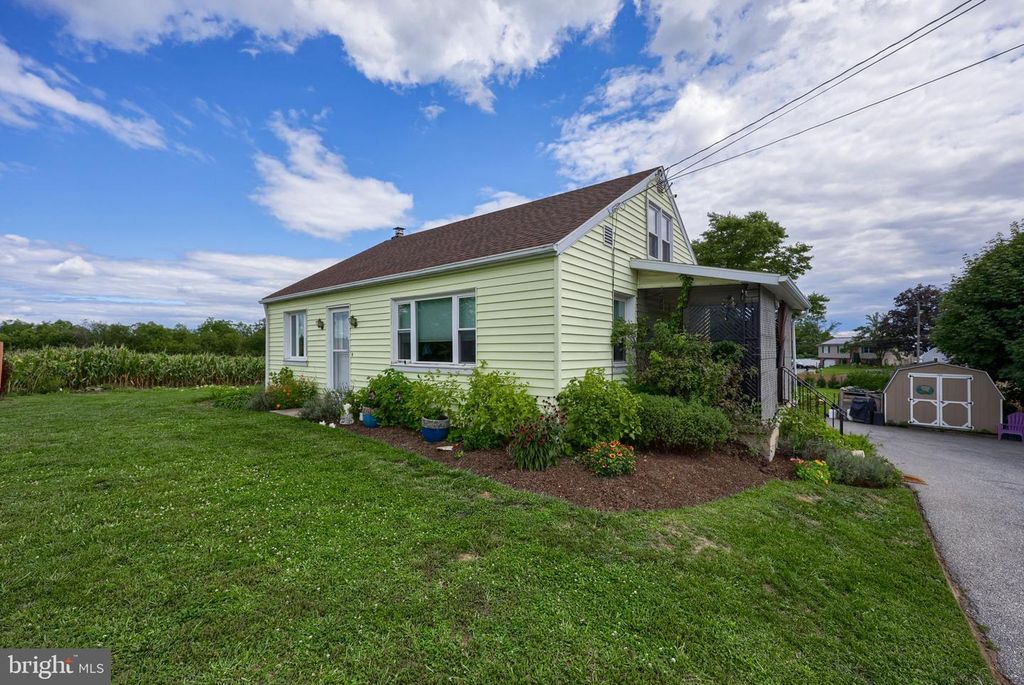 55 LARKSPUR LN, Elizabethtown, PA 17022