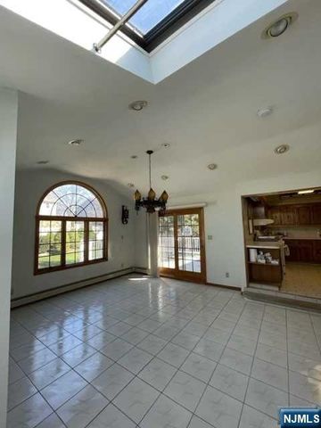 263 Phelps Avenue, Bergenfield, NJ 07621