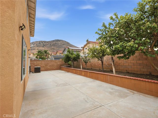 15689 Swan Rd, Fontana, CA 92337