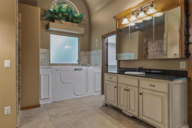 3904 Creek Bend Road, Edmond, OK 73003
