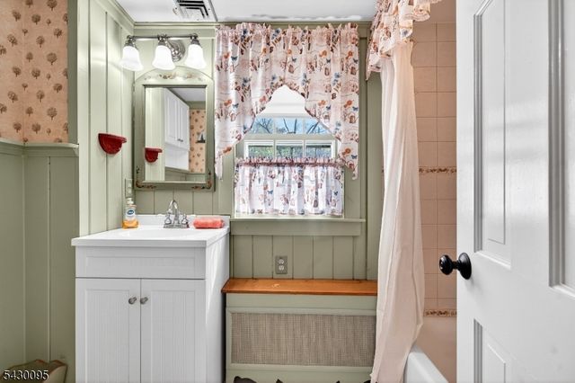 90 Hamburg Tpke, Bloomingdale Boro, NJ 07403