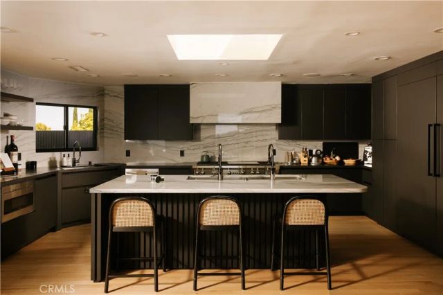 14555 Deervale Place, Sherman Oaks, CA 91403