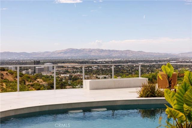 14555 Deervale Place, Sherman Oaks, CA 91403