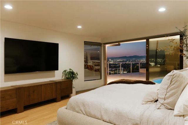 14555 Deervale Place, Sherman Oaks, CA 91403