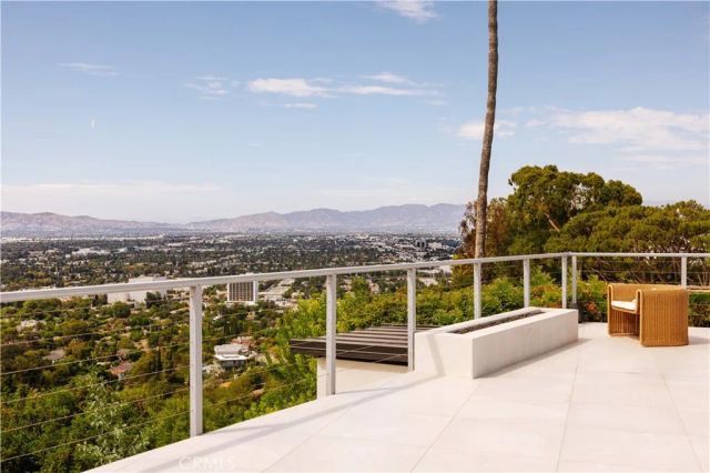 14555 Deervale Place, Sherman Oaks, CA 91403