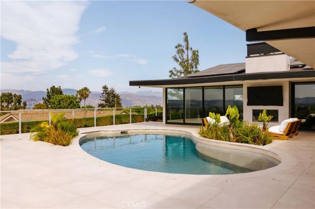 14555 Deervale Place, Sherman Oaks, CA 91403