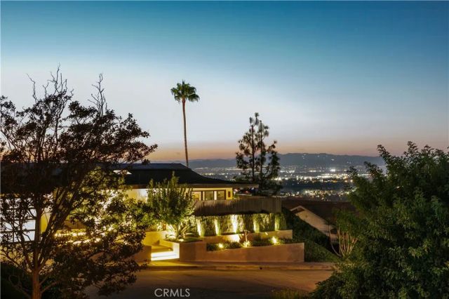 14555 Deervale Place, Sherman Oaks, CA 91403