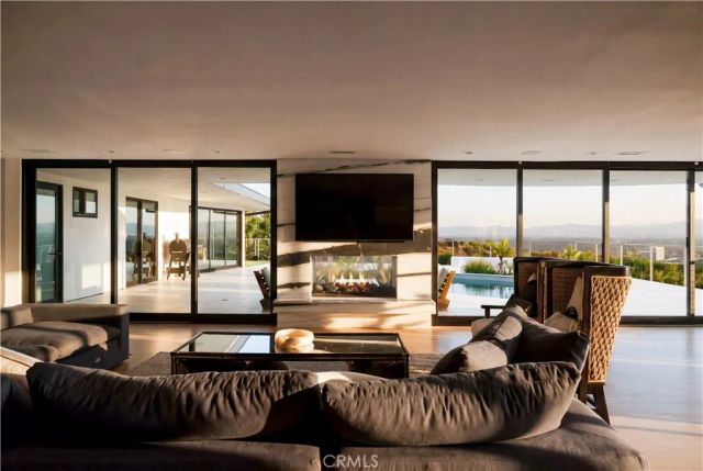 14555 Deervale Place, Sherman Oaks, CA 91403