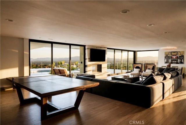 14555 Deervale Place, Sherman Oaks, CA 91403